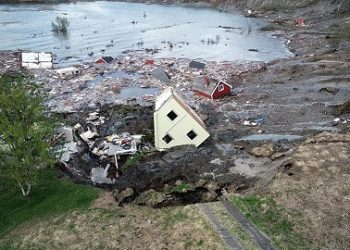Huge landslide in Norway washes houses into sea