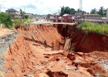 Erosion Threatens Destruction of Properties On Onitsha-Owerri Road